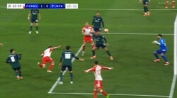 冨安健洋も対応できず…バイエルンDFが猛スピードで飛び込んでスーパーゴールを叩き込んだ瞬間！ CL準決勝に導く決勝点にファン興奮「嗅覚やば」「後ろからはえぐいって」