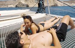 スタイル抜群のモデル美女、極小ビキニ姿で婚約者とイチャイチャ「お似合い」スタジオから絶賛の声