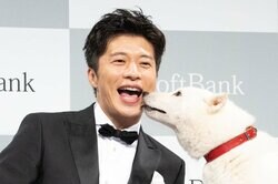 田中圭＆“お父さん”の可愛らしいキスに、報道陣ほっこり