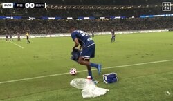 えっ、何それ？ 町田の新技“奇策スローイン”が話題沸騰！「タオルトリックだ！」「このフェイクは面白い」横浜FMが呆気に取られ解説者やファンも驚愕した瞬間