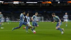 「久保は別格」「ワールドクラス」久保建英、DF4人を翻弄して一人で決めた圧巻ゴラッソ！歓喜の“膝スライディング”にスタジアム熱狂の瞬間