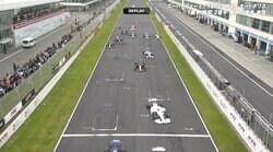 レーススタートも「動かなかった」 はためく黄旗…あわや大事故も後続ドライバーが”かろうじて”避ける、瞬時の反応にも驚き