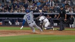勝つのはどっちだ…！？ 大谷翔平の“爆速走塁” vs ジャッジの“150キロ爆肩レーザー” 怪物同士のガチ勝負に全世界が注目「足速っ！」「完璧なスローイング」