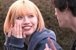 池田エライザ似23歳セクシー女優、スタイル際立つヨガウェア姿でハーフイケメンとラブラブなハグ