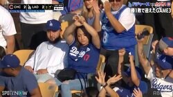 ドジャースの得点シーンで“大谷ファン”が狂喜乱舞！ ノリノリダンスの観客席に中継も思わずツッコミ「クラブみたいですね」