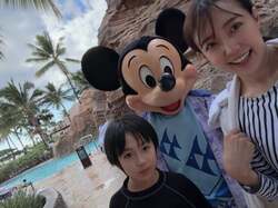  川崎希、アウラニのプールでミッキーに遭遇「並びもほぼなくラッキー」 