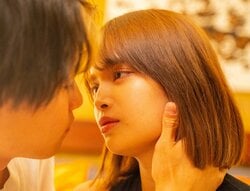 ベットで激しくキスを繰り返し、気持ちを確かめ合う美男美女「こんなん誰にもせんもんな」