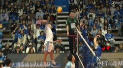 男子バレーで少年も“ドン引き”の超鋭角スパイクが炸裂！ カメラが捉えたボールボーイ“素”のリアクション
