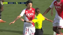 「ファウルないやろ」南野拓実も不満あらわ　“渦中の審判”のファウル判定にイライラ、選手が詰め寄り抗議の瞬間「いい守備やったのに」