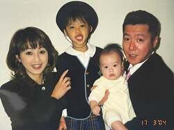 渡辺美奈代の次男・矢島名月、両親の結婚記念日を祝福「29周年おめでとう!!」家族ショットも公開