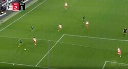 「追いつくのかよ！」「速すぎるだろ…」 最高時速37キロで猛追→爆速スピードで“スライディングブロック”を炸裂した瞬間　バイエルンの爆速王が大ピンチを阻止したスーパープレー