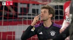 審判の判定にブチギレ！「ちゃんと見ろよ」「どこに目ついてるんだ！」血管が切れるレベルに大激怒する瞬間　倒されたバイエルンFWがノーファウルに荒れ狂う！PK獲得か？ギリギリのプレー