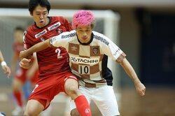 まるでEXIT・かねちー！？ 髪をピンク色にしちゃった40歳レジェンドの独特すぎるキャラクターが話題