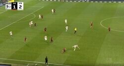 「人が飛んだ！」「迫力ありすぎ」 爆速スピードで相手を吹き飛ばす殺人級“ロケットスライディング”が炸裂した瞬間 カウンターを阻止した完璧すぎる一撃