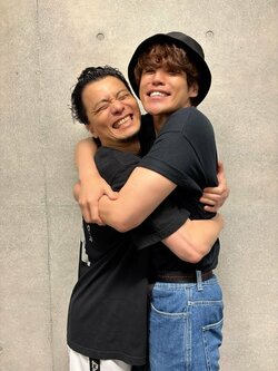 宮野真守、HIP HOPアーティストとの“ハグショット”公開 ライブ観賞メンバーに反響「とっても豪華」