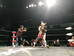 草なぎ、男色ディーノのリップロックが誤爆！勝利の「一本満足」ダンスも披露