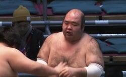 「そんなに強く当たるなよ」「額が…」17歳力士の強烈な立ち合いで人気力士にアクシデント 心配の声