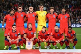 「イケメンだらけ」「最高にかっこいい」スーツを小粋に着こなすイングランド代表の集合写真に反響！「カジュアルさがたまらん」