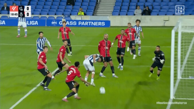 呪い…？ 久保建英が高精度クロス→味方が痛恨ミス…「アシストを消すな！」「なんだよ今のヘッド」アシスト未遂にSNS騒然  2枚目