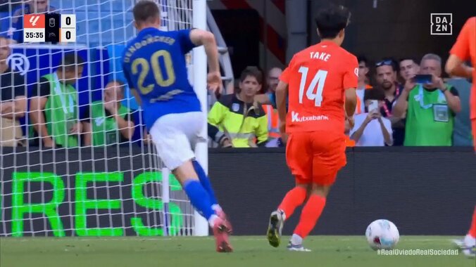 嘘だろ？久保建英、封じられた左を囮に逆足フィニッシュ！「左に食いつかせての右か」「右足もいいからね」ひとりで中央突破→ゴール強襲の瞬間 5枚目