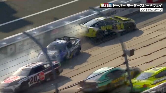 「ぶつけられたか？」レース再開→“即座に”多重事故「ほぼストレートですよ」不可解スピンも“実は”同時多発アクシデントの衝撃シーン 3枚目