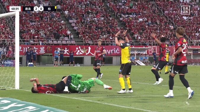 「ふっとばされた」1人で2人をなぎ倒す“強烈接触”がイエローカードでファン物議「レッドだろこれ」「あれ止まれは無理やろ」 5枚目