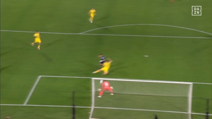 「奇跡的な活躍」鈴木彩艶の“仁王立ち神セーブ”を現地メディアが絶賛！「リスクを冒さず常に反応」「注意深い」セリエA最終節でパルマ残留に大貢献 3枚目