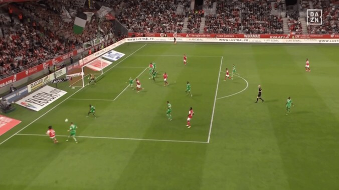 「押し込むだけやろ！」中村敬斗が“鮮烈ドリブル”で決定機演出→味方２人が飛び込むもアシスト未遂…「何回外すんだよ」ファン落胆 5枚目