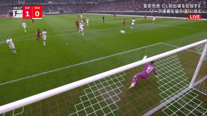 衝撃の確率２％ゴラッソ！“ブレ球キャノン砲”にファン喝采「ロケットだ」「ヤバすぎ」「神シュート」堂安律も歓喜したフライブルクMFのスーパーな一撃 4枚目