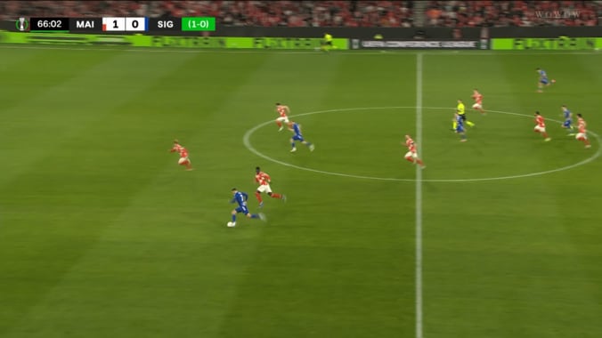 爆速ギアチェンジで“佐野回収”成功！「やっぱ一瞬が速い」「いつも競り勝ってる」大ピンチ阻止に現地ファン大拍手 3枚目