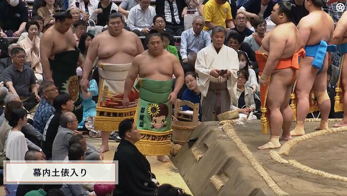 あれ、人気力士の化粧まわしに著名人のイラストが… 幕内土俵入りでファン驚きの一コマ 2枚目
