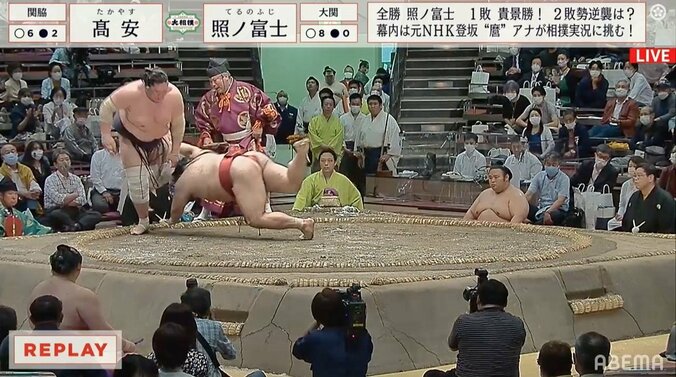 今場所一番ヒヤリ 照ノ富士、高安に押されっぱなしも逆転で全勝キープ 1枚目