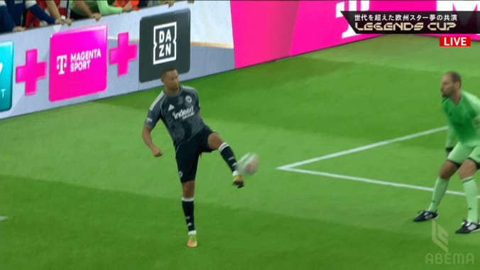 「オシャレやな」長谷部誠のアシスト→“謎の選手”が神ゴール！「誰なんだw」「めっちゃ良いシュート」実況解説＆ファンが騒然 3枚目