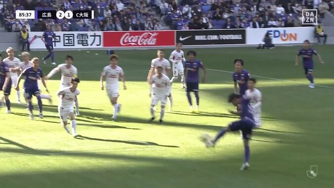 SNS沸騰！“ほぼ一直線”に飛ぶ鋭利な“30m級超高速ロングスロー”に衝撃「軌道やばいって」「まるでCK」「ロングスローは完全に戦術として確立した」 4枚目