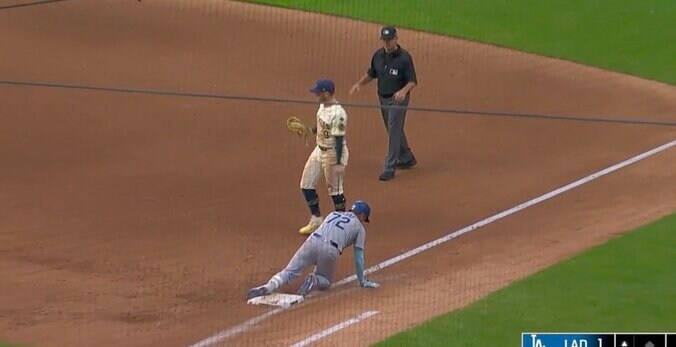 【写真・画像】実況爆笑！ 今永昇太に“謎のハプニング”？ まさかの光景「やりすぎw」 体勢がスゴいことになる… ファン騒然「先生最高」「いちいち面白い」　1枚目