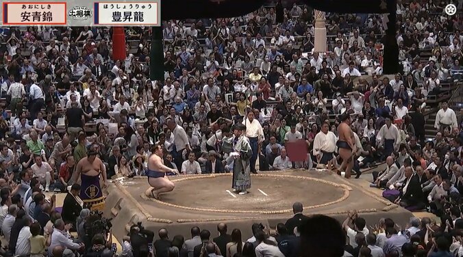 向正面から座布団が