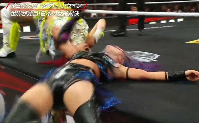 硬いエプロンめがけて直下式ジャーマン・スープレックス