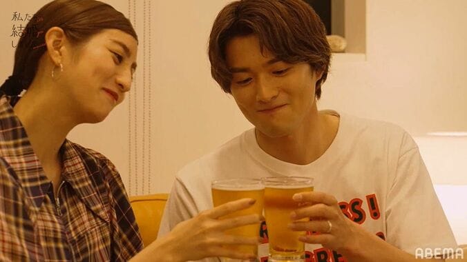 白洲迅＆堀田茜、結婚式後に新居へ ビールで乾杯！『私たち結婚しました』第2話 1枚目