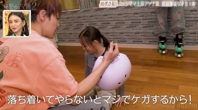 【写真・画像】室内を滑走する娘たち…4児の母・土屋アンナ（42）、広々自宅リビングを“ローラースケート場”に開放「うちは広さもあるし」　2枚目