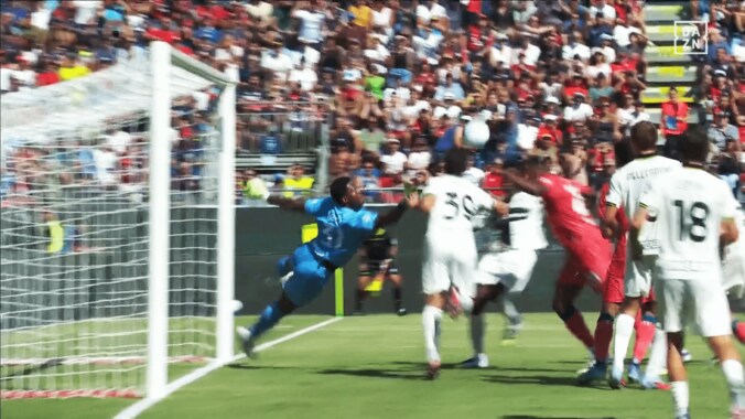 ボールを押し込まれたシーン