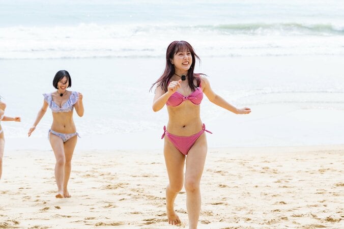 ビーチフラッグ対決をするセクシー女優たち