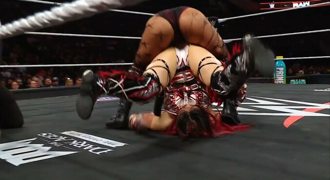 イヨとロクサーヌ・ペレスの丸め込み合戦