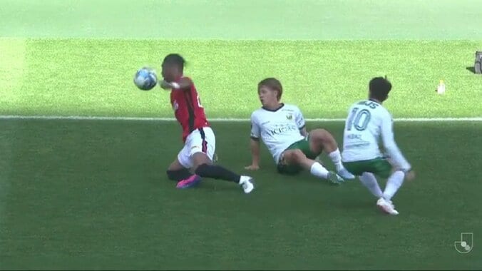 「体幹バグりすぎ」浦和復帰の元日本代表FWが「野生的なボールキープ」「どうなってんの？」尻もちついてもボール保持＆相手をかわして局面打開した衝撃プレー 4枚目