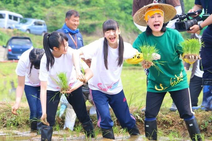 速報１位獲得から一夜、日本中の注目を集めるNGT48荻野由佳が田植え体験 4枚目