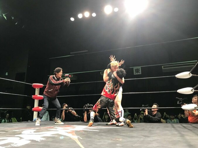 草なぎ、男色ディーノのリップロックが誤爆！勝利の「一本満足」ダンスも披露 1枚目