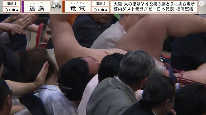 投げを打った遠藤が転落