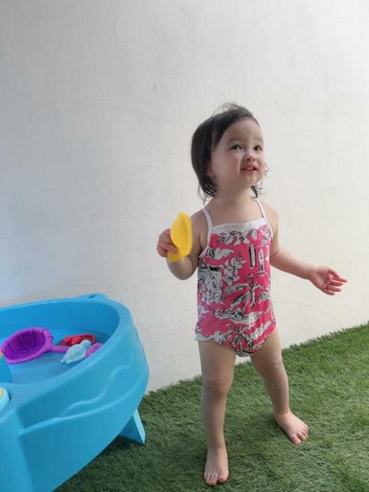  アレク、水着姿で水遊びをする娘の姿を公開「今日は暑いから」 