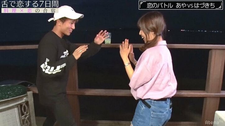 「お前ら、2日目の距離感じゃない」「イチャつくのやめて」積極的グラドルと肉食ファイターの仲に他メンバーが苦言！？