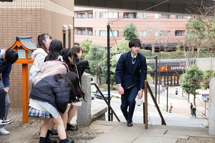 関ジャニ大倉似の高3男子の“階段ダッシュ”が速すぎて女子爆笑「めっちゃおもろい!」