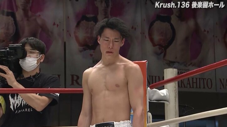 ダウン後のサッカーボールキックに場内騒然 敗者の振る舞いに称賛、勝者には励ましの声も